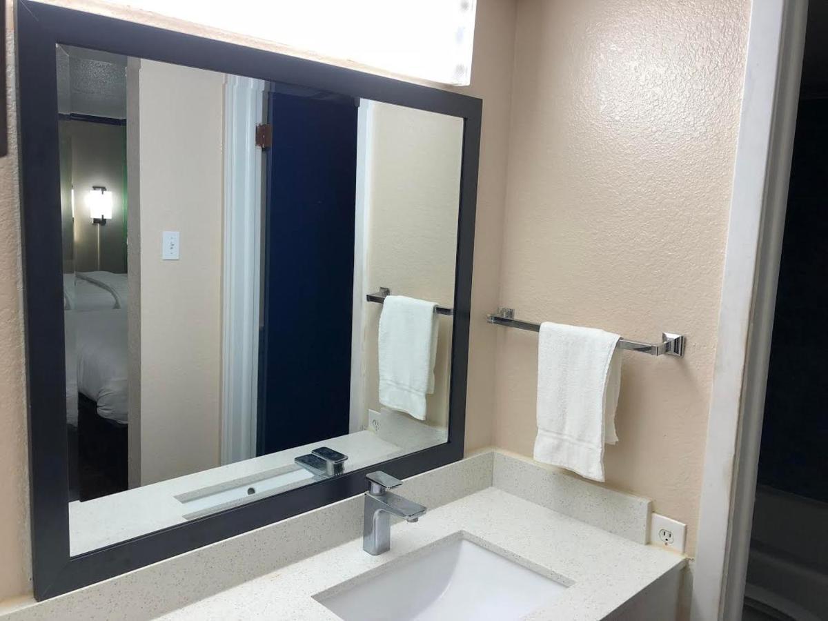 Travelers Inn And Suites Wharton Buitenkant foto